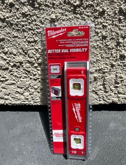 Nivel Milwaukee de 9 Pulgadas Con Luz