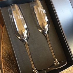 New Box set------ 'Mrs. Mrs.' ------glasses