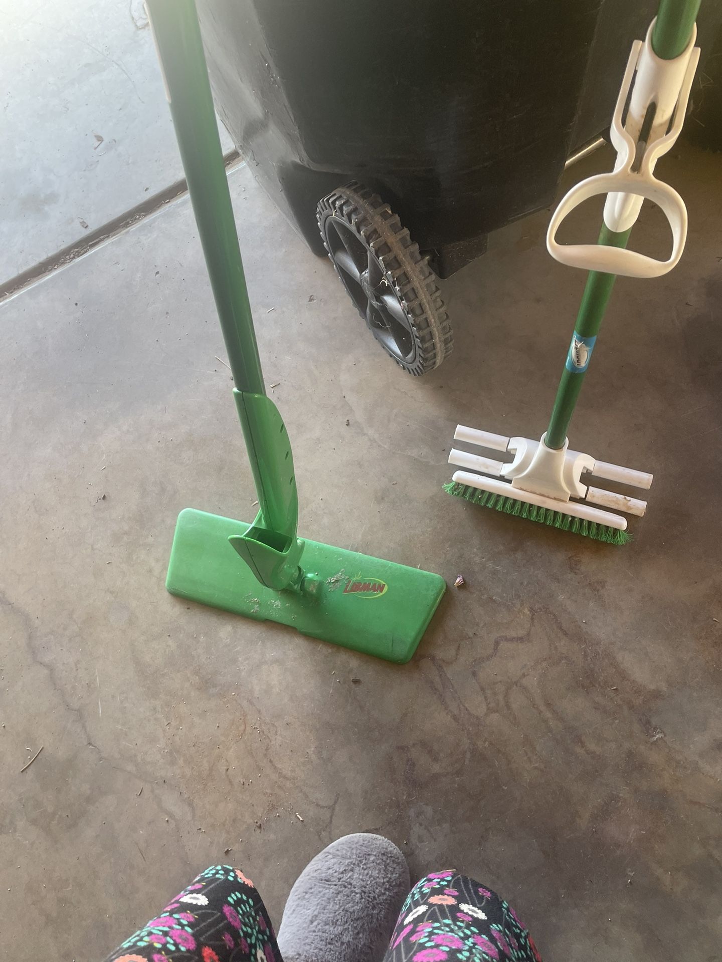 Free::::2-mops heads freeđź’«needs slip ons&liquid bottles