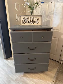 ✨✨VERY NICE GRAY TALL 4 DRAWER DRESSER✨✨