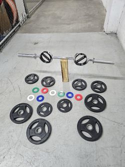 Versatile weightlifting set includes a chrome-finished barbell with dual rotating knurled handles.   The set has ten black rubber-coated grip plates i