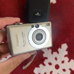 Canon PowerShot SD300 Digital ELPH 4.0 Mega Pixels Camera With Battery & Case