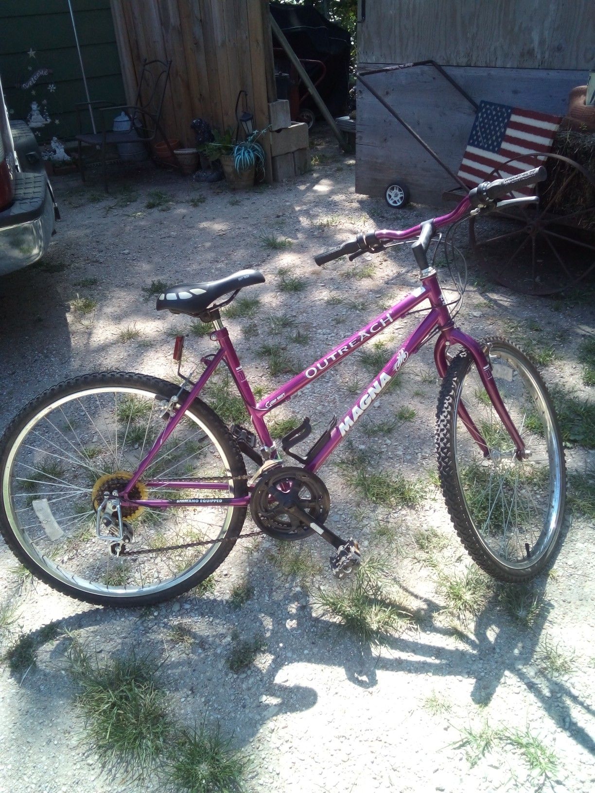 Lady's 15 speed magna outreach 26" mountain bike