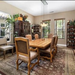 Gorgeous Dining Table/chairs