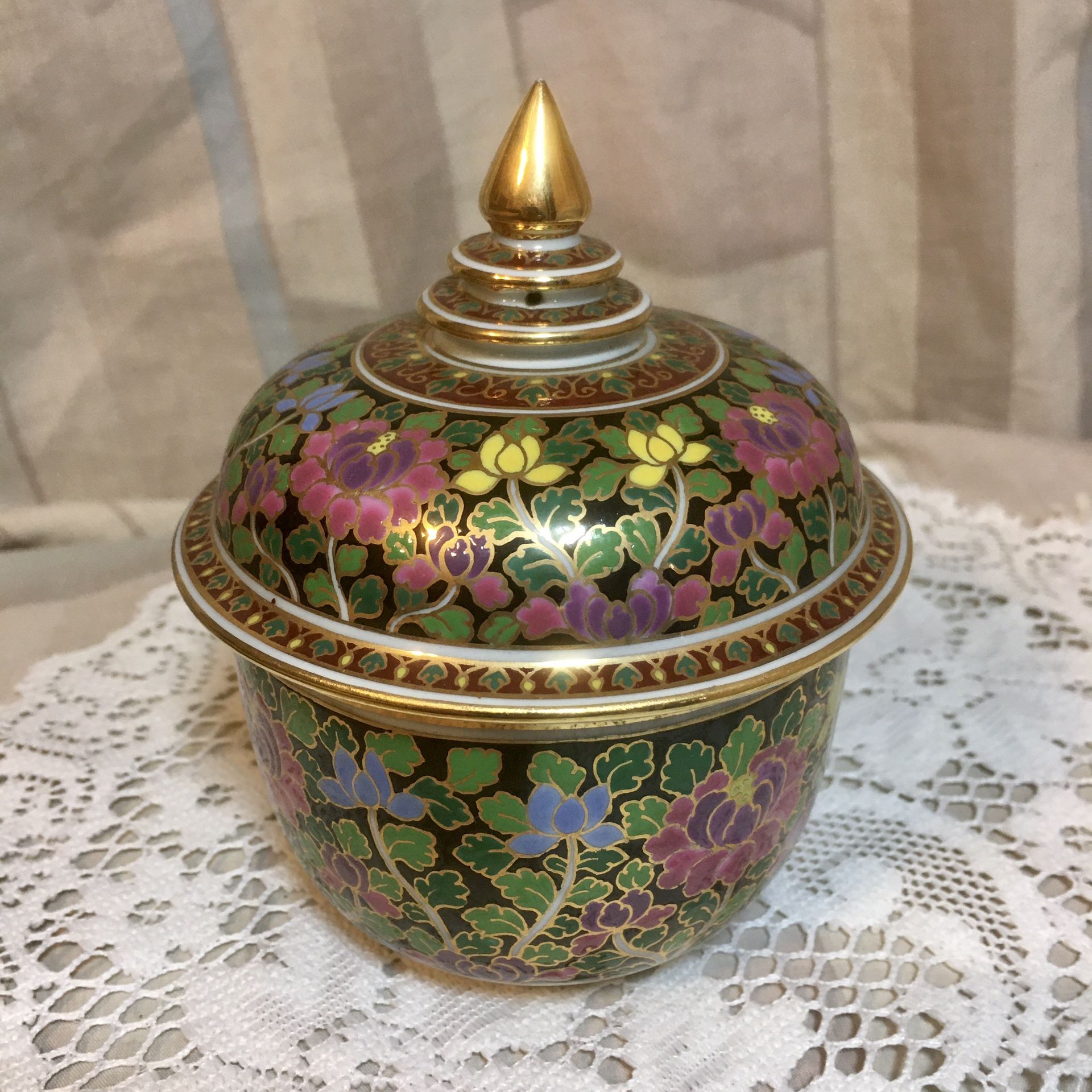 Benjarong Porcelain Lidded Bowl - floral pattern - Thailand