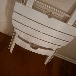 Plastic table fordable nice and clean good condition