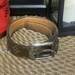 Louis Vuitton Belt 38 inch buckle to end length. 80/32