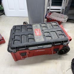 Milwaukee Rolling Packout Box