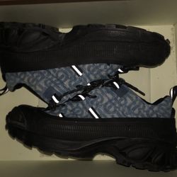 Burberry boots black & blue