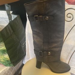 Coach Size  8 Excelent Condition Color Gray 