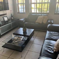 Modern and stylish living room set in great condition