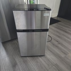 COMPACT  REFRIGERATOR 3.2 CUBIC FEET