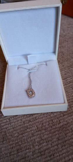Cadenita de sterling silver 925 en caja con letra D  con zirconias nueva