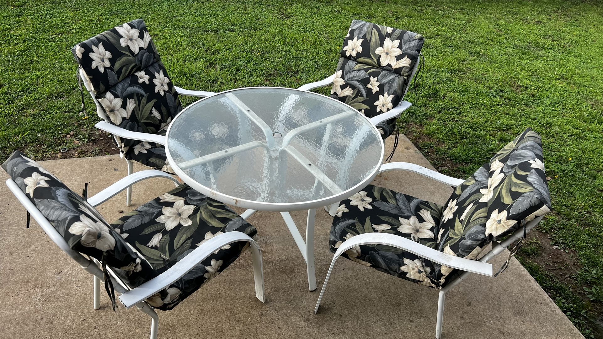 Patio set - Round Table&Four chairs