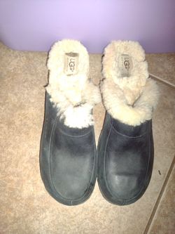 UGG Australia black low heels size 10
Comfy UGG Australia low heels .Black exterior has cream sheepskin lining. Size US 10
