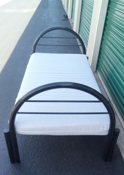 METAL TWIN BED FRAME WITH MATTRESS