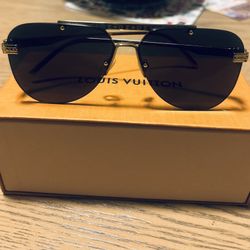 Louis Vuitton Black Aviator sunglasses  With GOLD Details