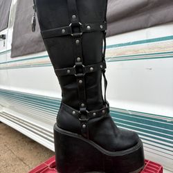 Feed All Flames Black Boots Size8