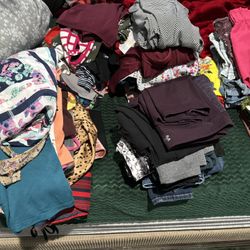 109 Pices Of Women Clothing Skirts Dresses Jeans Shorts Médium Size All For 70$