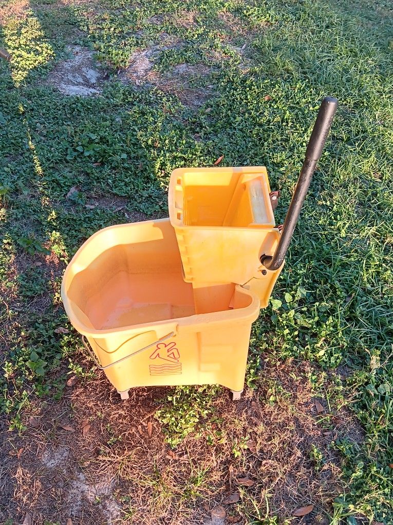 Rubbermaid 35qt Mop Bucket $40 obo