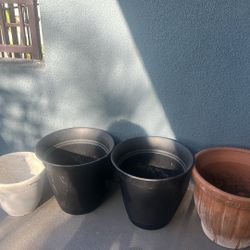 4 Planters/ Flower Pots