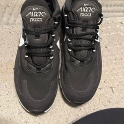 Women’s Black And White Size 8 1/2 Nike Air Max