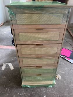 Boho-style 5-drawer tall dresser with rattan/wicker fronts / cómoda vertical de 5 cajones estilo Boho con frentes de ratán/mimbre