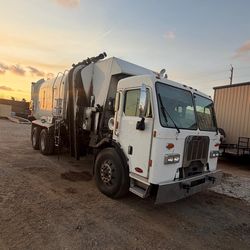 2015 Peterbilt 320 Truck
