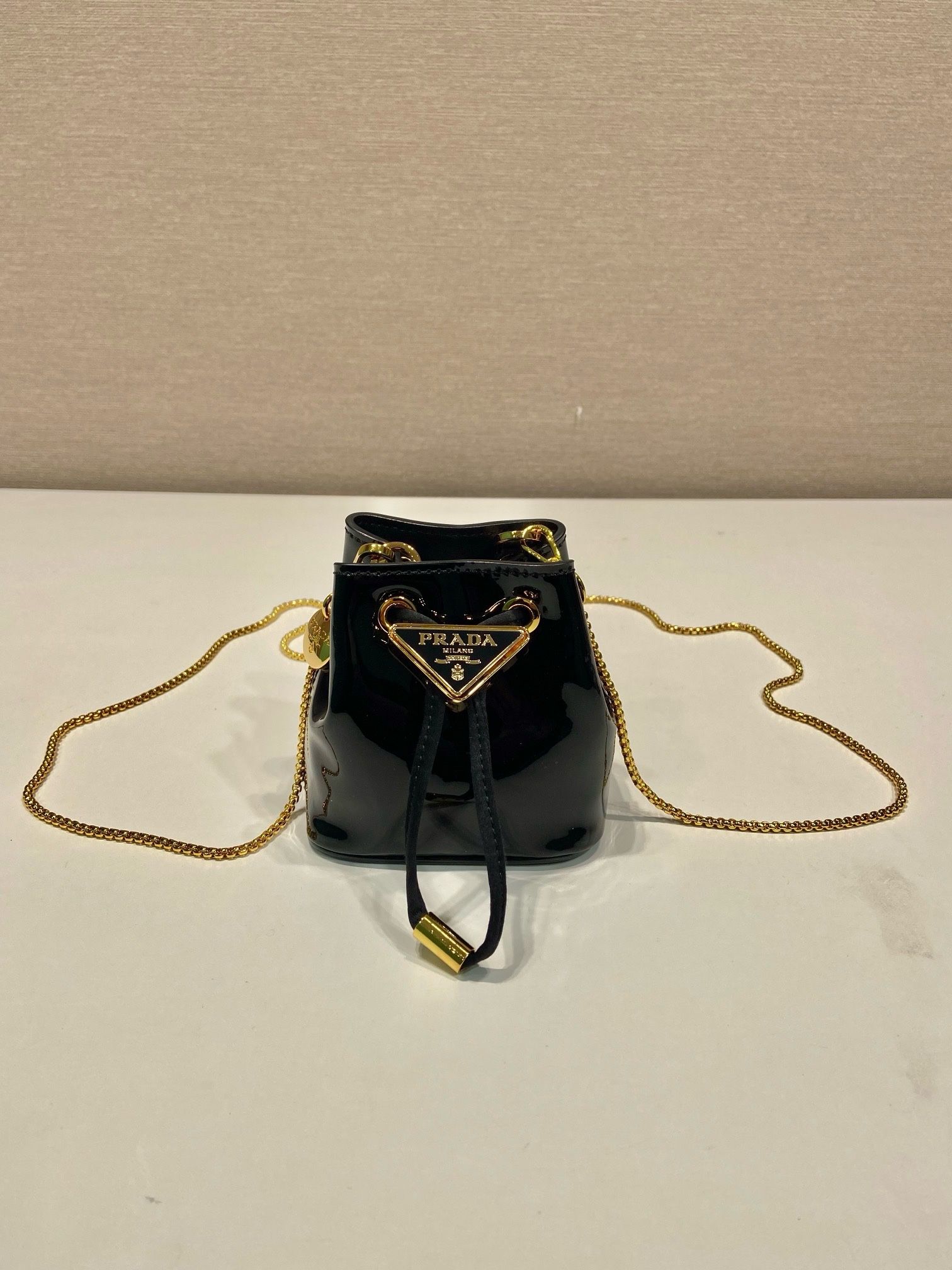 𝐏𝐫𝐚𝐝𝐚 leather small bucket bag