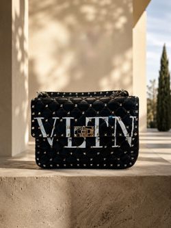Valentine Rockstud quilted "VLTN" shoulder chain bag