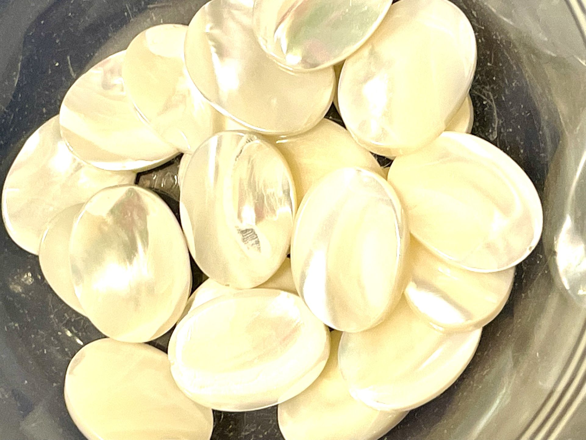 22 18mm Mother Of Pearl Beads