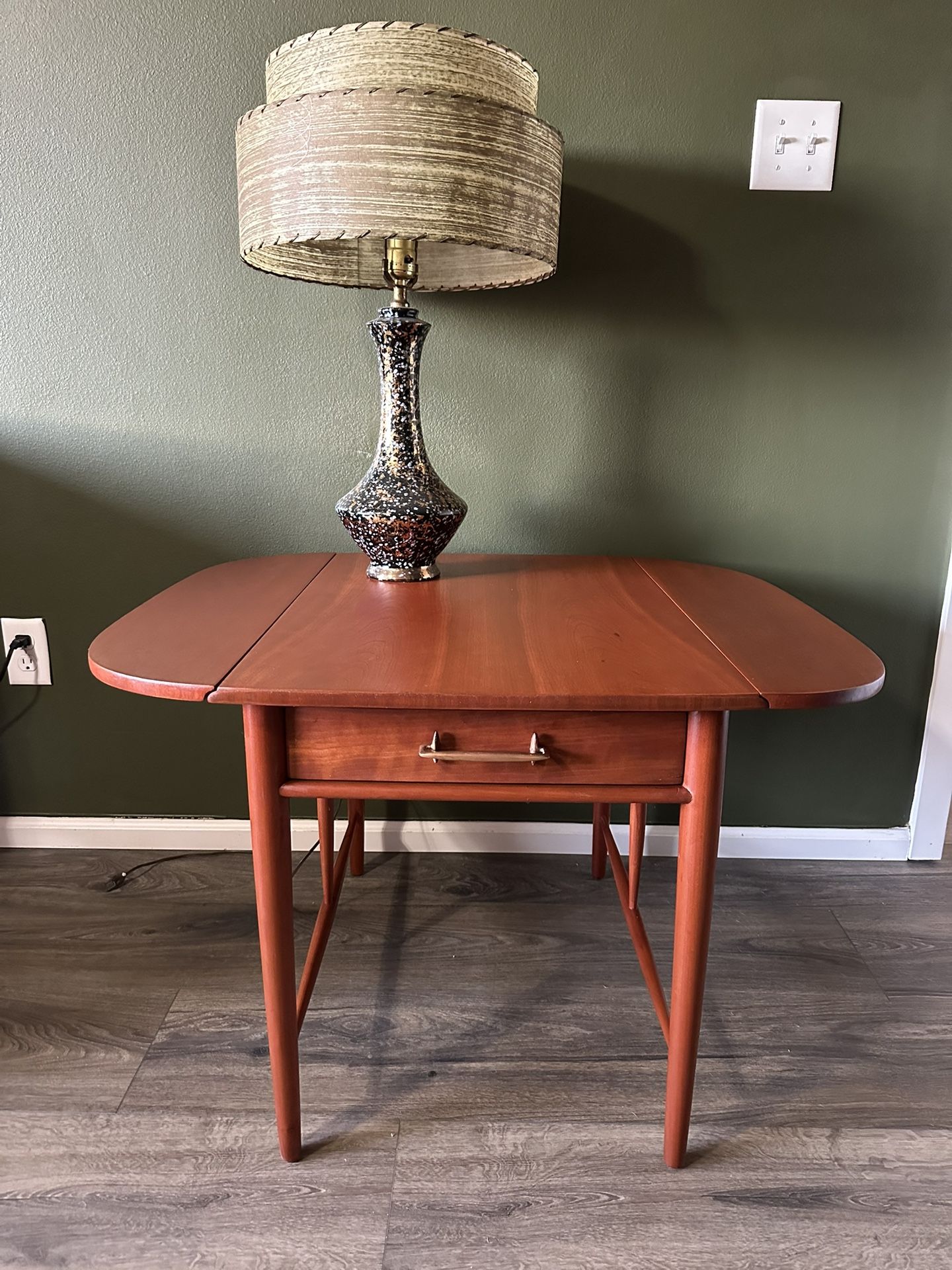 Beautiful Heritage Henderon Mid Century Side Table