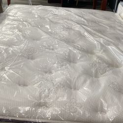 Queen matress and box springs