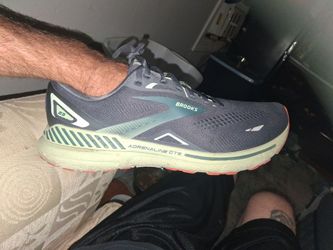Brooks low top tennis shoes