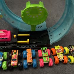 Hot Wheels Monster Trucks Glow-In-The Dark Epic Loop Challenge Playset 