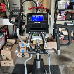 Spirit Fitness XE395 Elliptical (Used, Like Brand New)