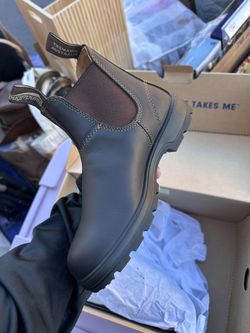 New in box Blundstone 550 Classic Chelsea boots Dark brown walnut Women's US size 7.5 Runs small