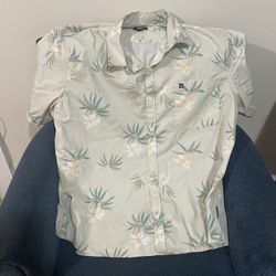  Quiksilver short sleeve shirt . Size XXL.