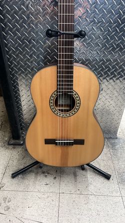 Walden N550 Natura Spruce Top Nylon Classical Acoustic Electric Guitar