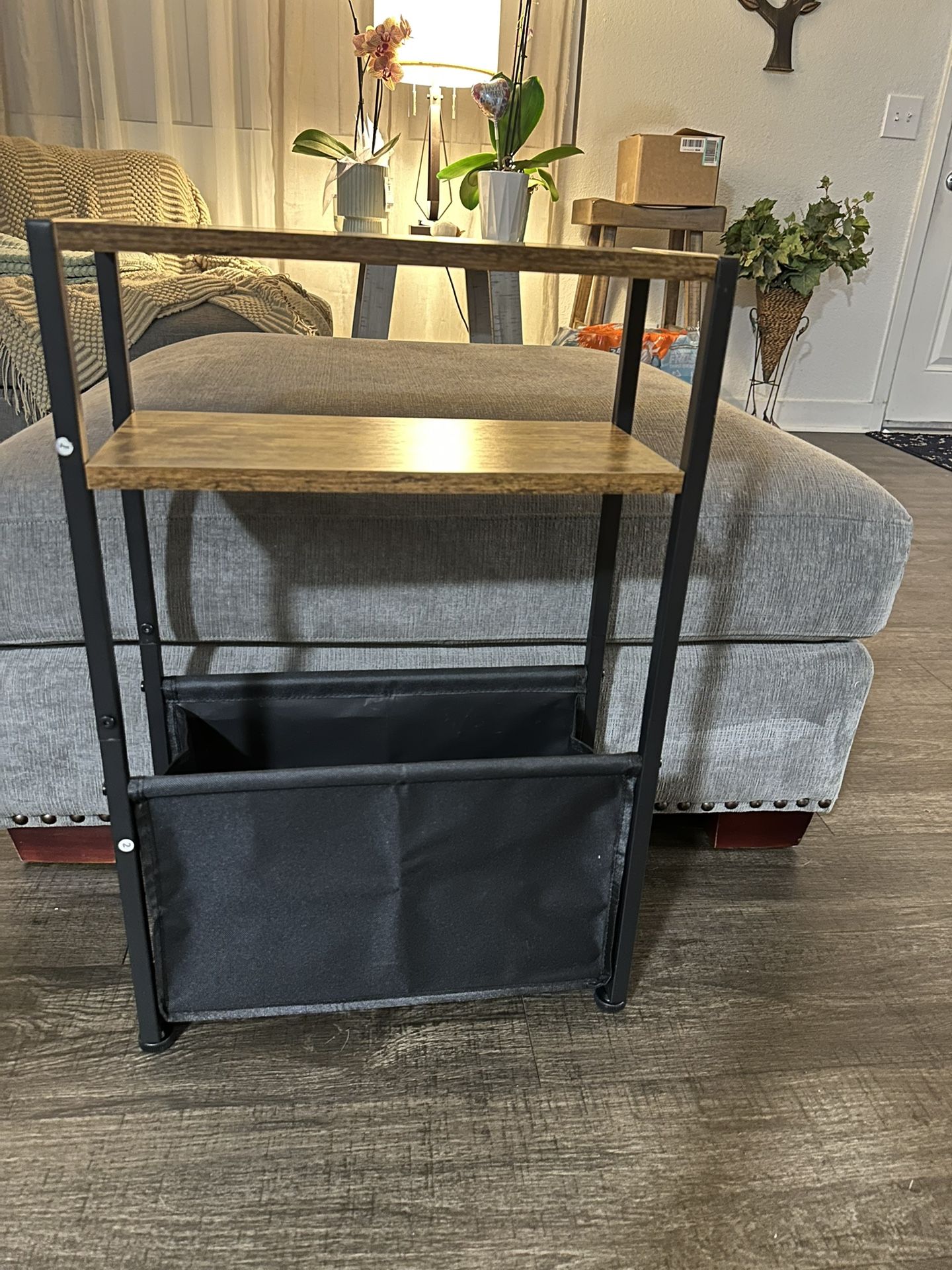 Mesa auxiliar estrecha, mesas auxiliares delgadas con cesta de tela, mesa delgada para espacios pequeños, mesita de noche delgada para sala de estar,