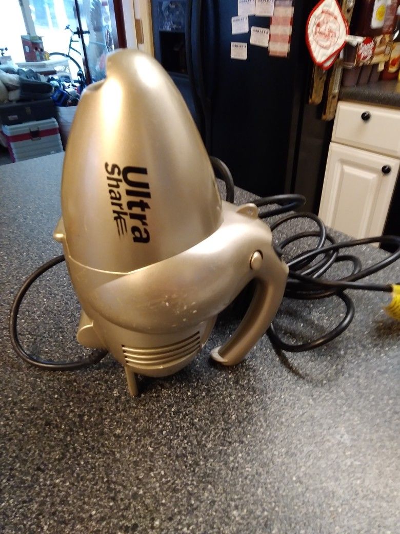 ULTRA. SHARK. CAR   VACUUM WORKS GREAT 