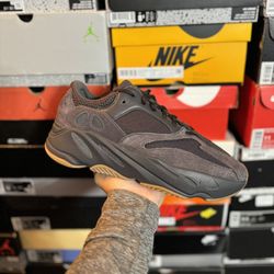 DS Adidas Yeezy 700 Utility Black size 10