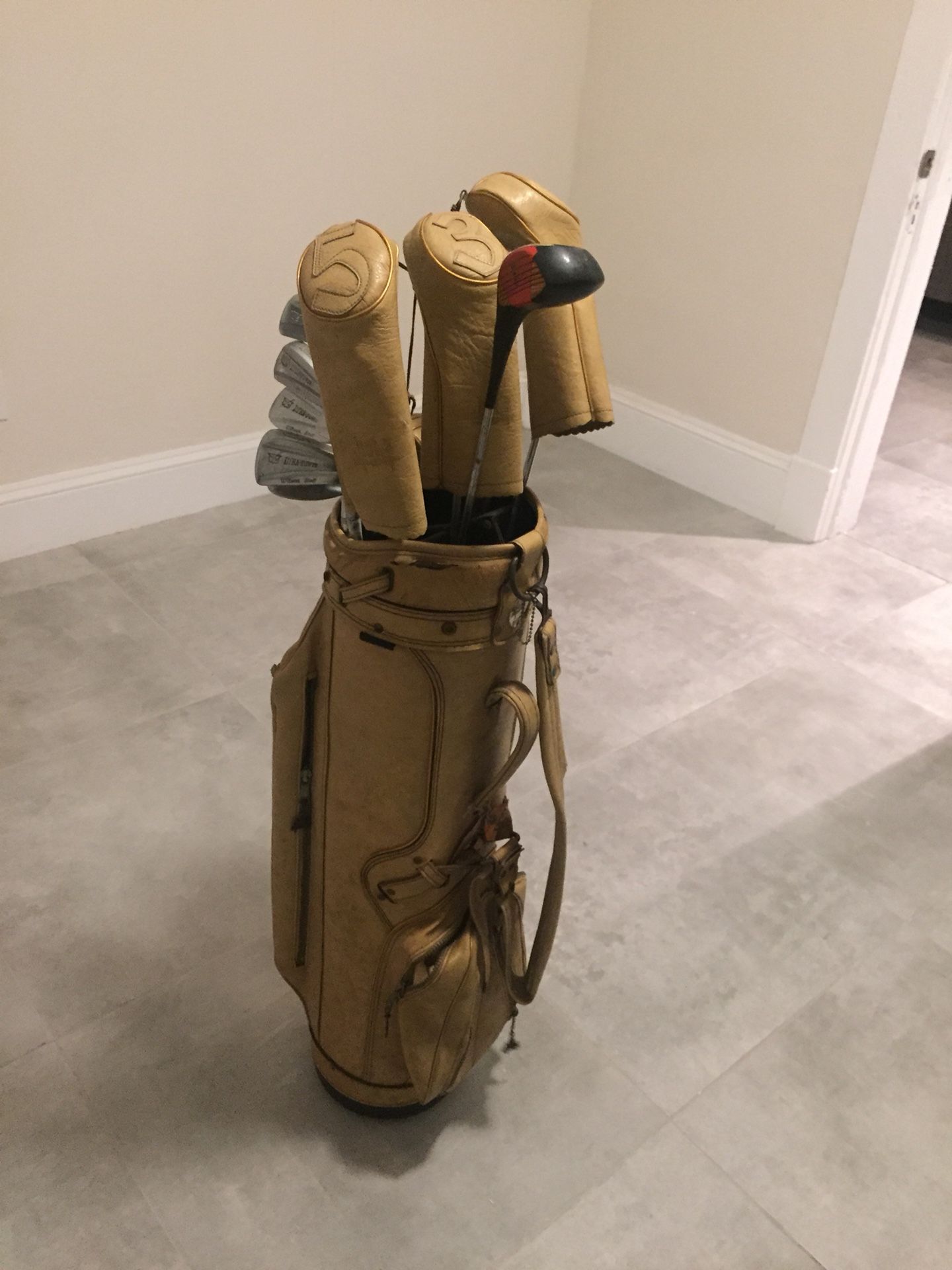 VINTAGE WILSON ACUSHNET TITLEIST GOLF CLUB SET WITH BAG & BALLS 8/10