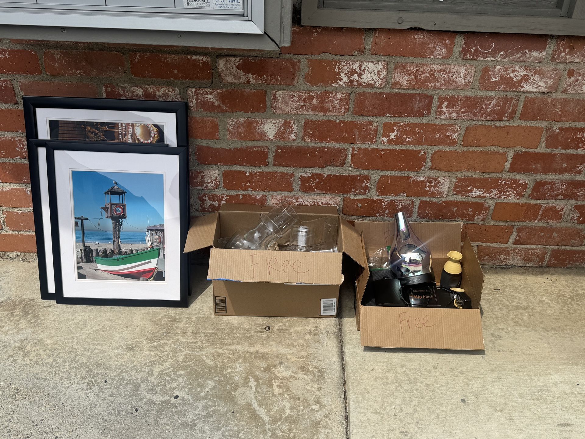 Free items - pictures, glassware, flasks, diffuser