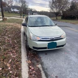 Selling my 2010 Ford Focus!