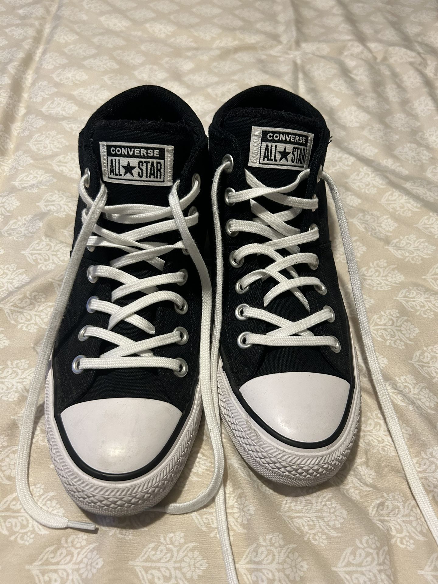 Women’s Converse Size 9