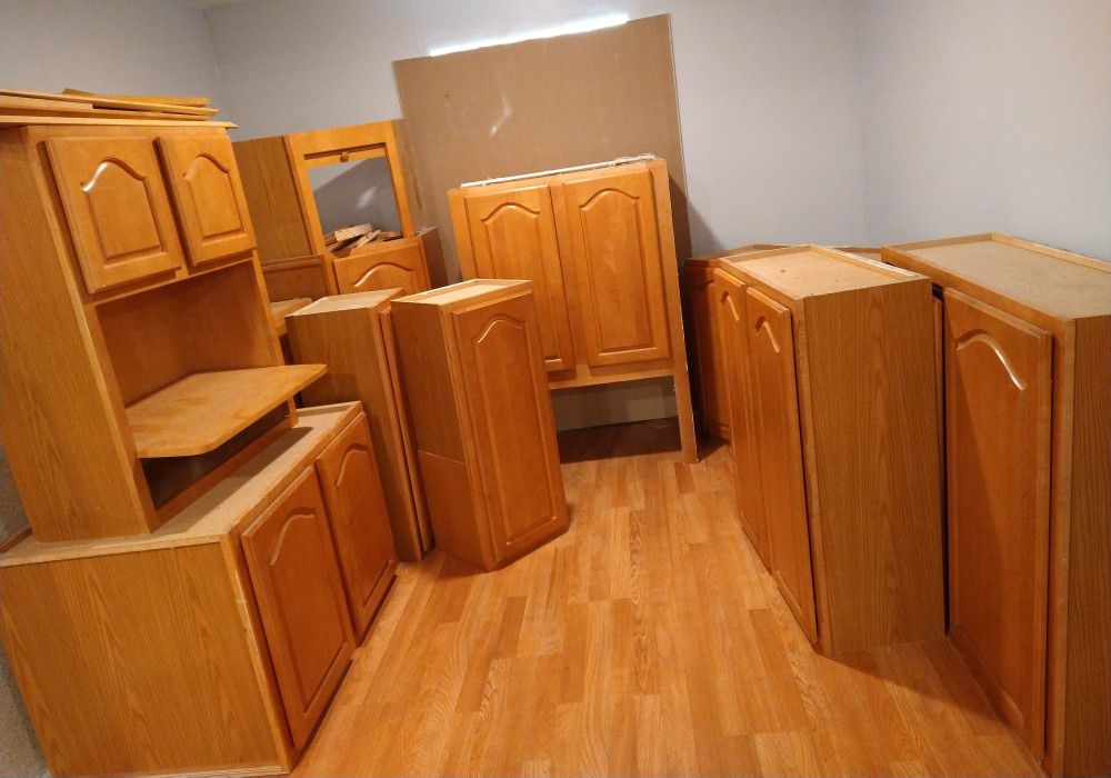 UPPER BRANDOM CABINETS (10 PIECES)

All the description on the pictures! 
 Local delivery available!
