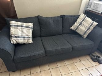 Buen estado , comprado en muebleria bob’s $ 170 o OBO