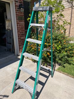 Gorilla Ladders Fiberglass Step Ladder