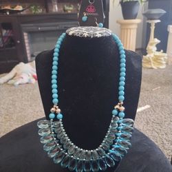 Chunky Necklace With Teal Beads And teal Earrings 